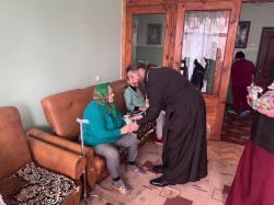 Духовенство єпархії відвідали людей похилого віку на Бориспільщині